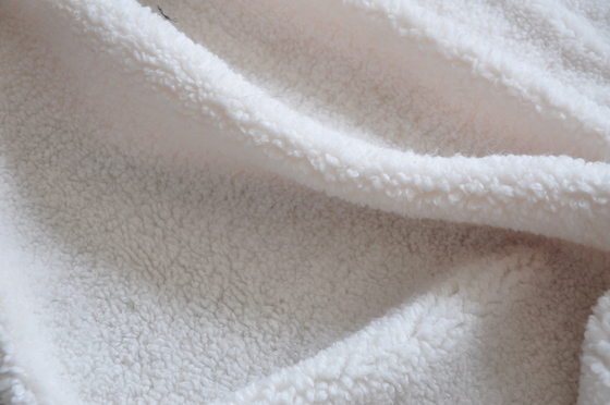 Weißer Kettenwirkstoff recycelt, fester Polyester-Strickstoff