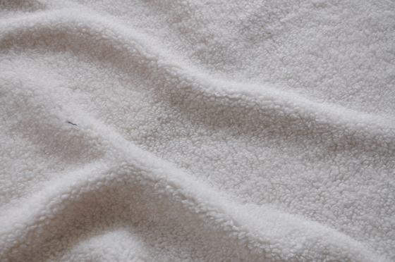Weißer Kettenwirkstoff recycelt, fester Polyester-Strickstoff