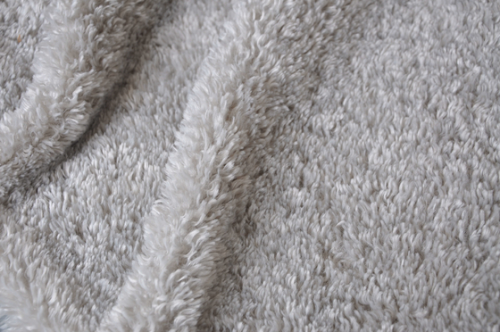 Das Polyester 100%, das, Ihre Kleidung ordentliche und elegante halten Verzerrungs-Maschenware Falte-beständig und dauerhaft ist, bereitete auf