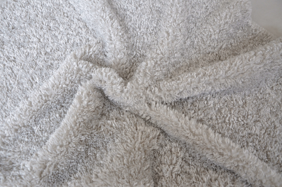 Das Polyester 100%, das, Ihre Kleidung ordentliche und elegante halten Verzerrungs-Maschenware Falte-beständig und dauerhaft ist, bereitete auf