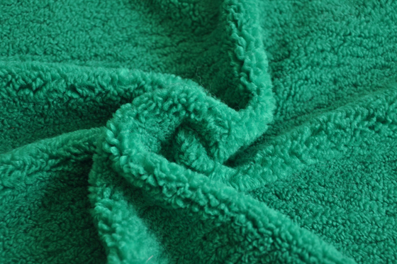 Grünes hochwertiges Textilmaterial, die perfekte Mischung der Mode-und Haltbarkeits-Verzerrungs-Maschenware zur Schau stellend aufbereitet