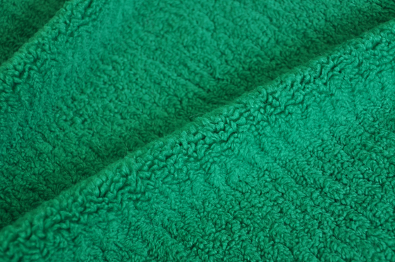 Grünes hochwertiges Textilmaterial, die perfekte Mischung der Mode-und Haltbarkeits-Verzerrungs-Maschenware zur Schau stellend aufbereitet