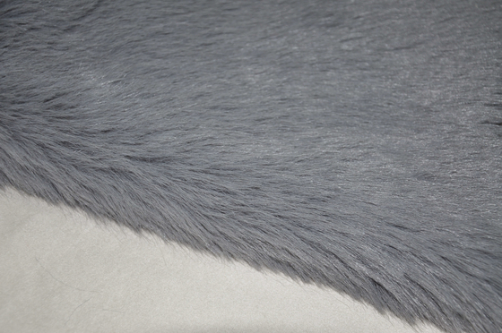 grauer fester langhaariger Faux-Plüsch-Acrylsilberfuchs, fügen Weichheit und Romanze Ihrer Garderobe hinzu