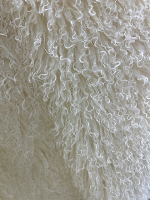 Weiße persische Wolle Locken und einzigartige High-End-Kleidung