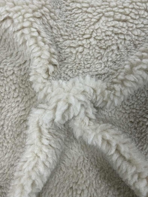 100% Polyester aus Falsch-Sherpa Stoff 150cm CW oder verstellbar 500gm