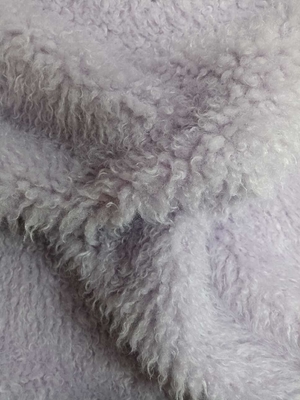 Gewirkt aus weichem und komfortablem Plüschstoff, 100% Polyester