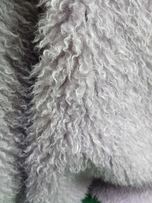 Gewirkt aus weichem und komfortablem Plüschstoff, 100% Polyester