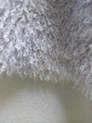 Gewirkt aus weichem und komfortablem Plüschstoff, 100% Polyester