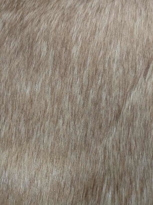 Das Farben spitzen langen Haares ist die erste Wahl für die Herstellung von Pelzkragen
